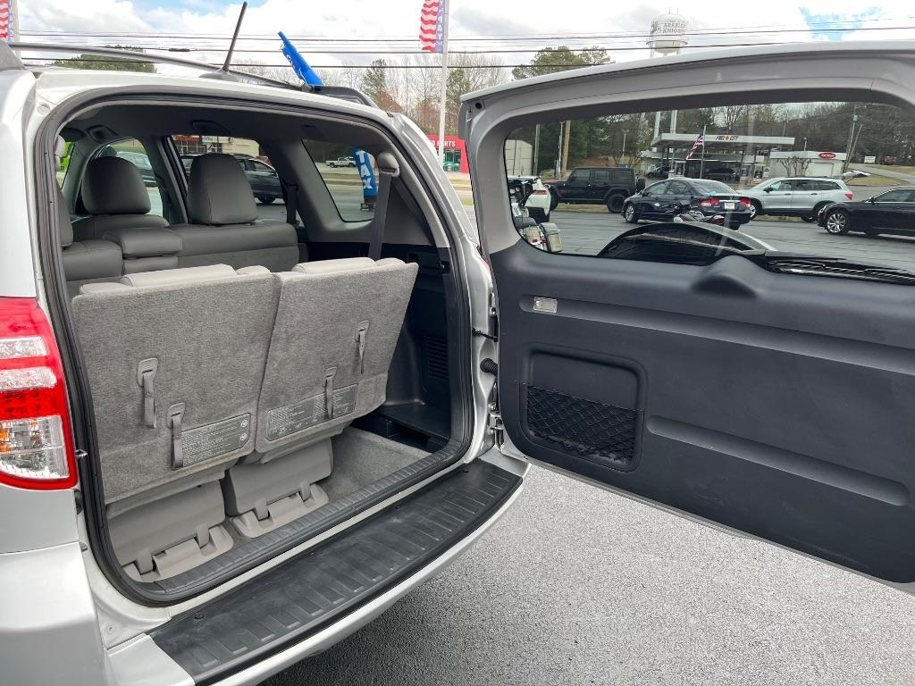 Toyota RAV4 FWD 4dr 4-cyl 4-Spd AT (Natl) 2011