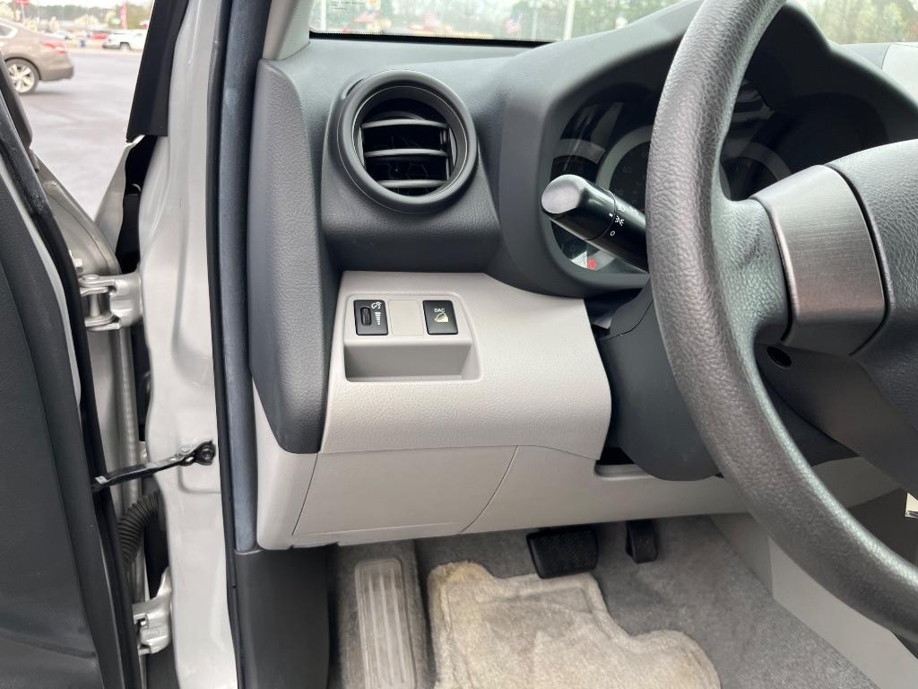 Toyota RAV4 FWD 4dr 4-cyl 4-Spd AT (Natl) 2011