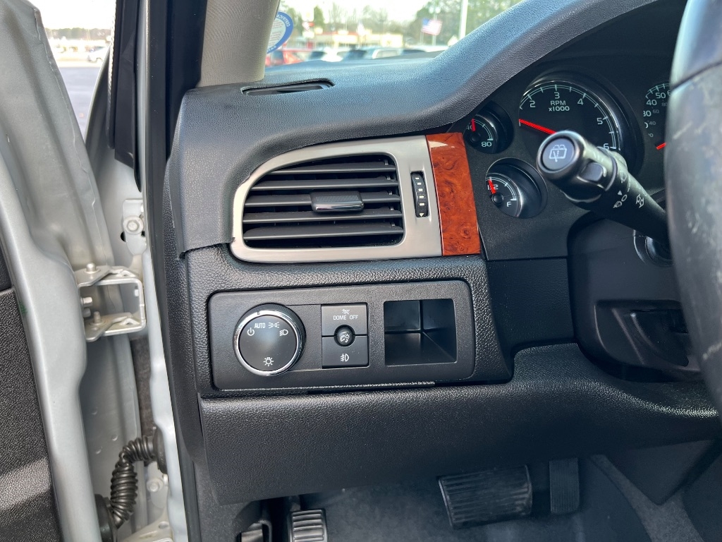 Chevrolet Suburban 2WD 4dr 1500 LT 2013