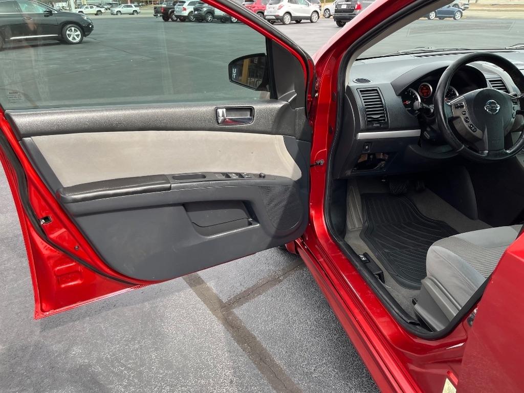 Nissan Sentra 4dr Sdn I4 CVT 2.0 SR 2011