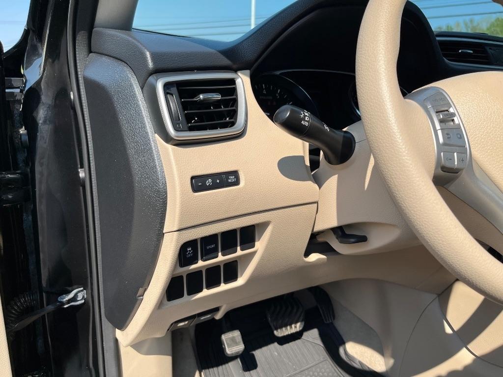 Nissan Rogue FWD 4dr SV 2014