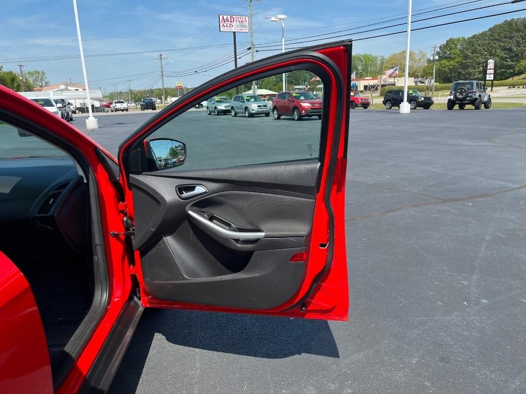 Ford Focus 4dr Sdn SE 2012