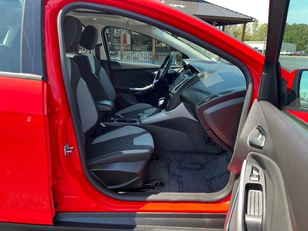 Ford Focus 4dr Sdn SE 2012