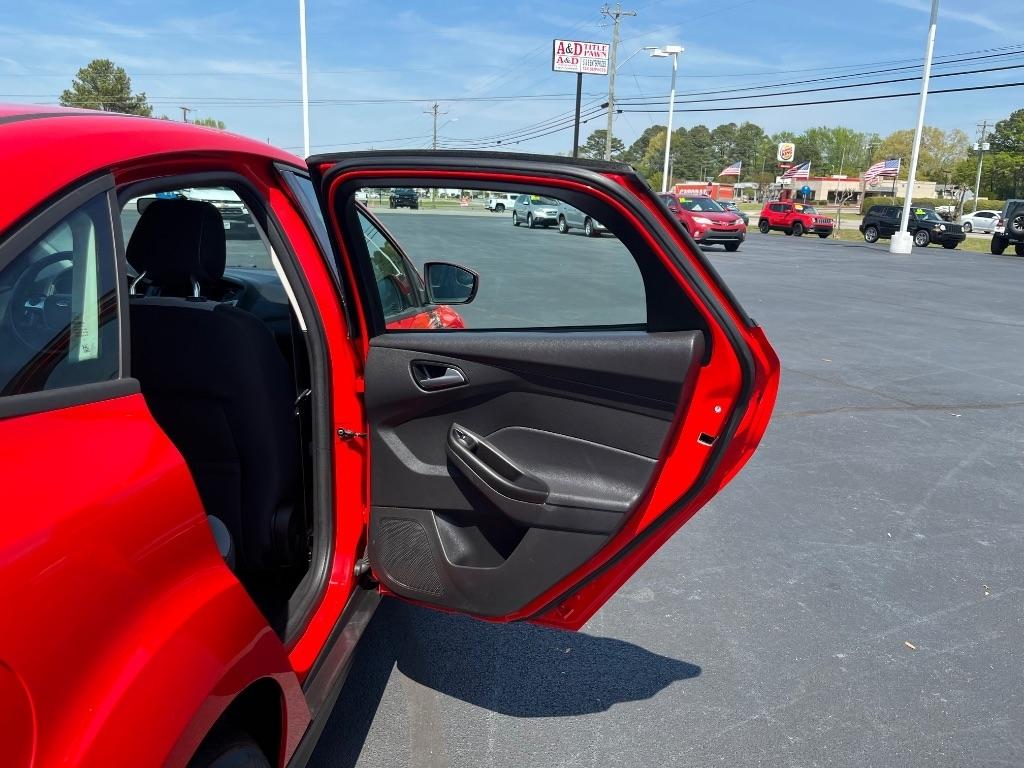 Ford Focus 4dr Sdn SE 2012