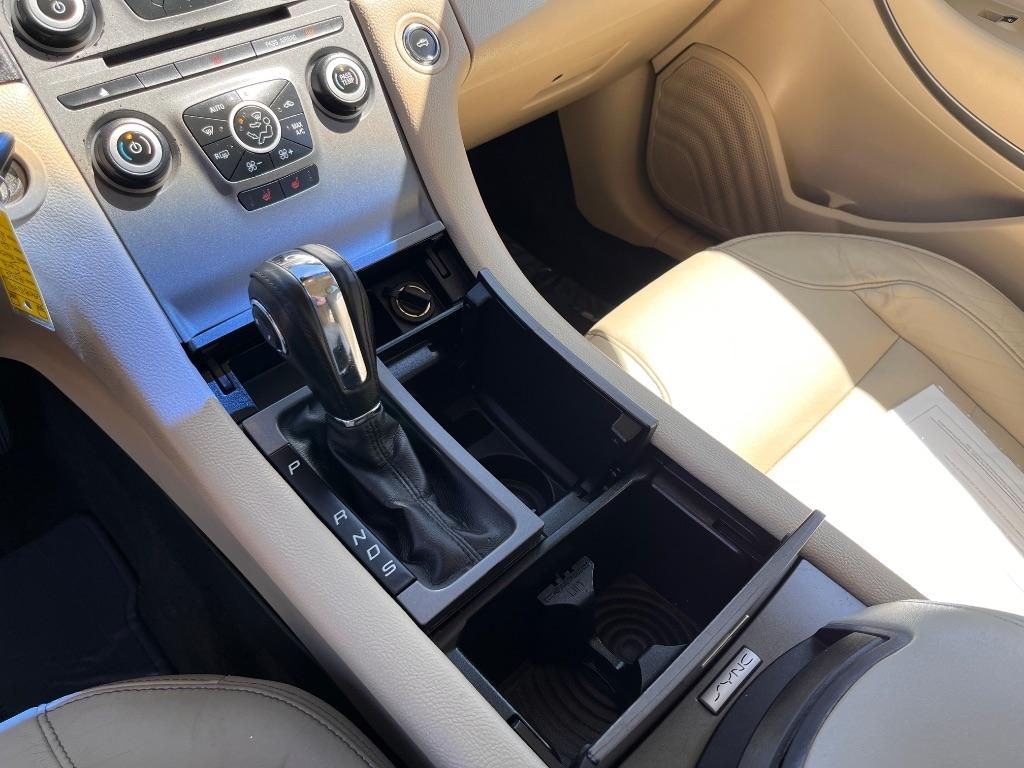 Ford Taurus 4dr Sdn SEL FWD 2015