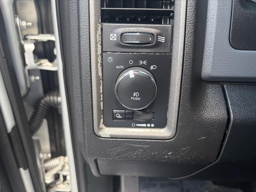 RAM 1500 Express 4x2 Crew Cab 5'7" Box 2018