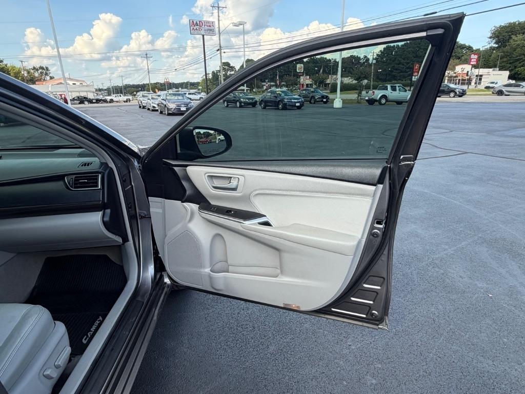 Toyota Camry XLE Auto (Natl) 2017