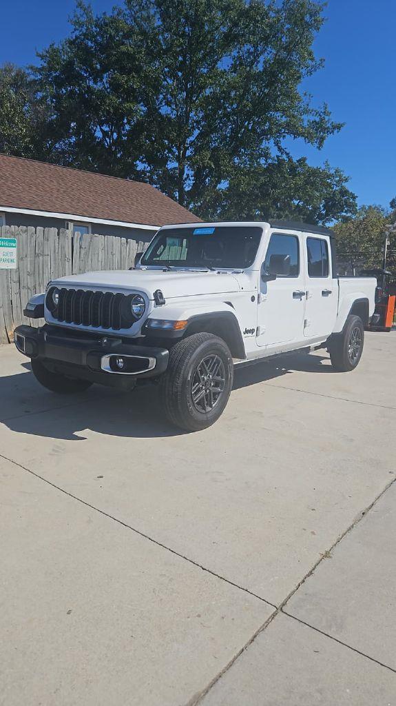 2024 Jeep Gladiator Sport S's photo