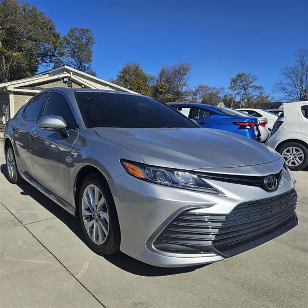 2024 Toyota Camry LE's photo
