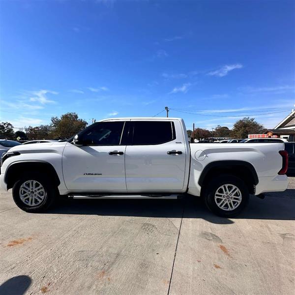 2023 Toyota Tundra SR5's photo