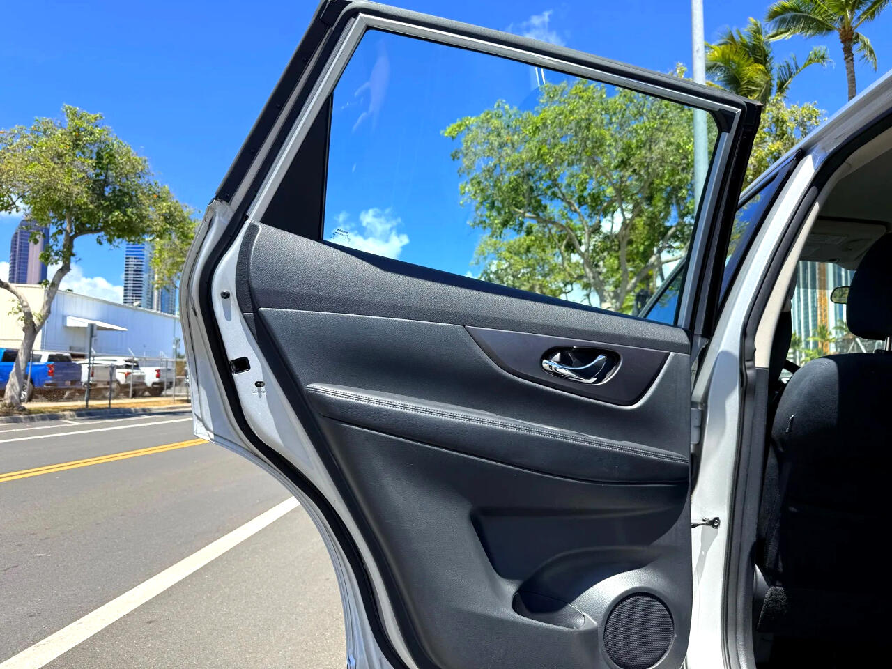 2016 Nissan Rogue SV photo 14