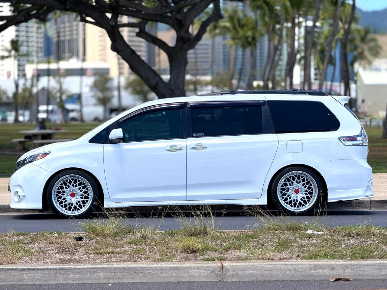 2017 Toyota Sienna SE Premium photo 2