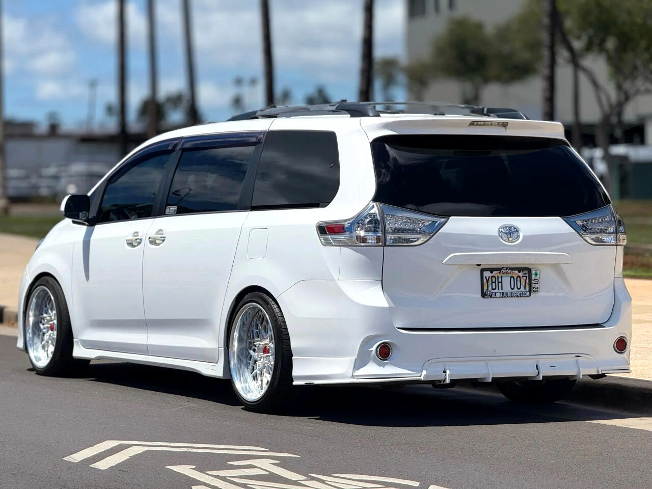 2017 Toyota Sienna SE Premium photo 3