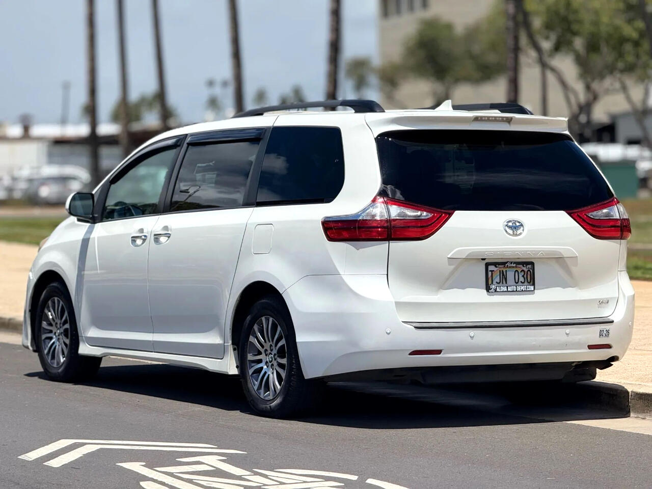 2018 Toyota Sienna XLE photo 3