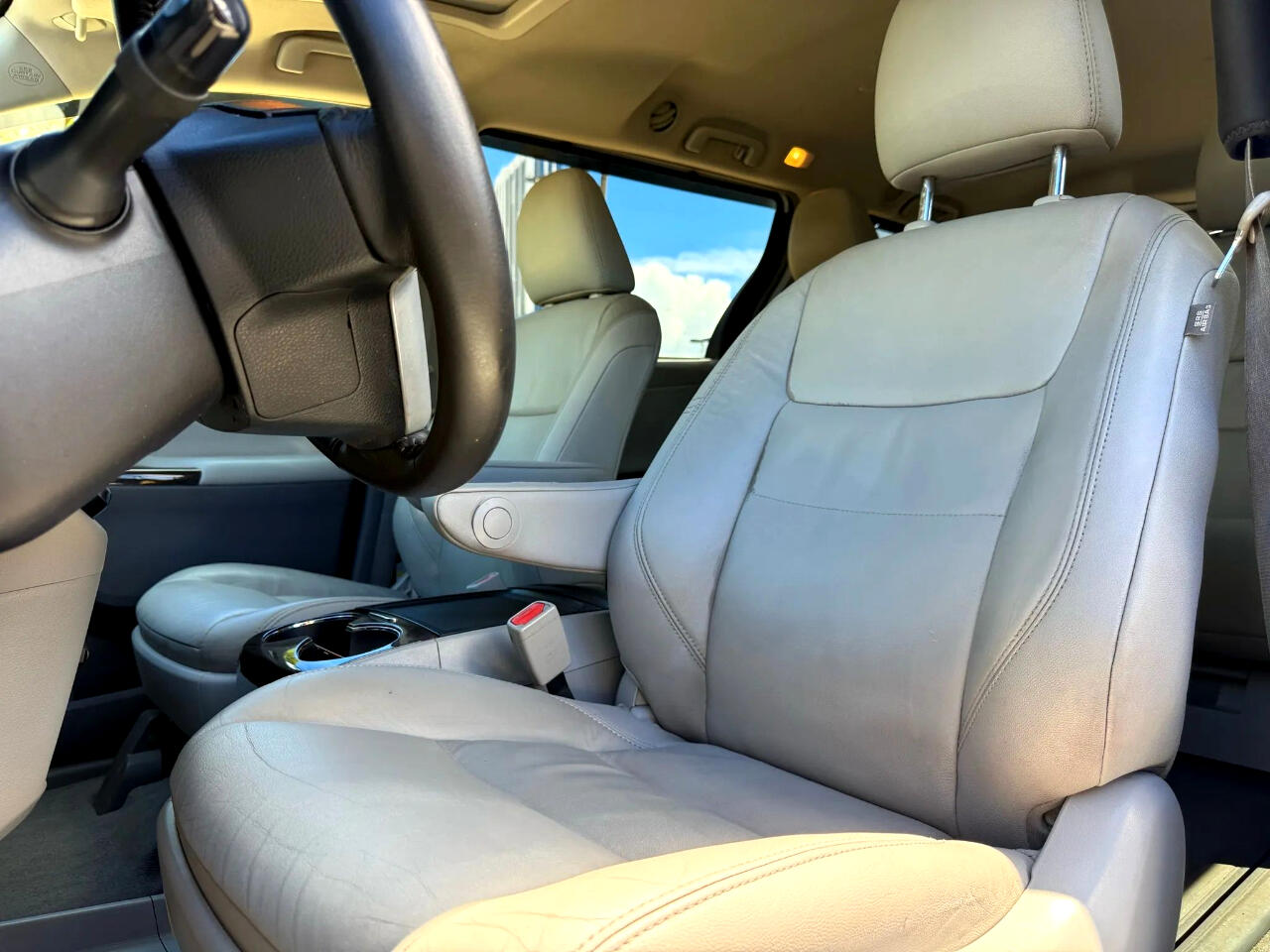 2018 Toyota Sienna XLE photo 8