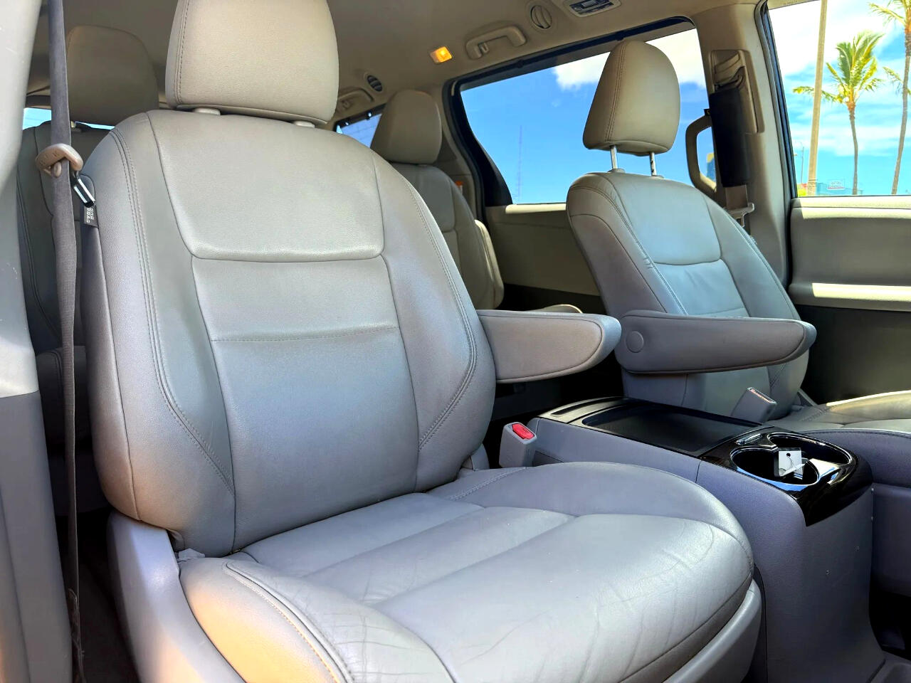 2018 Toyota Sienna XLE photo 9