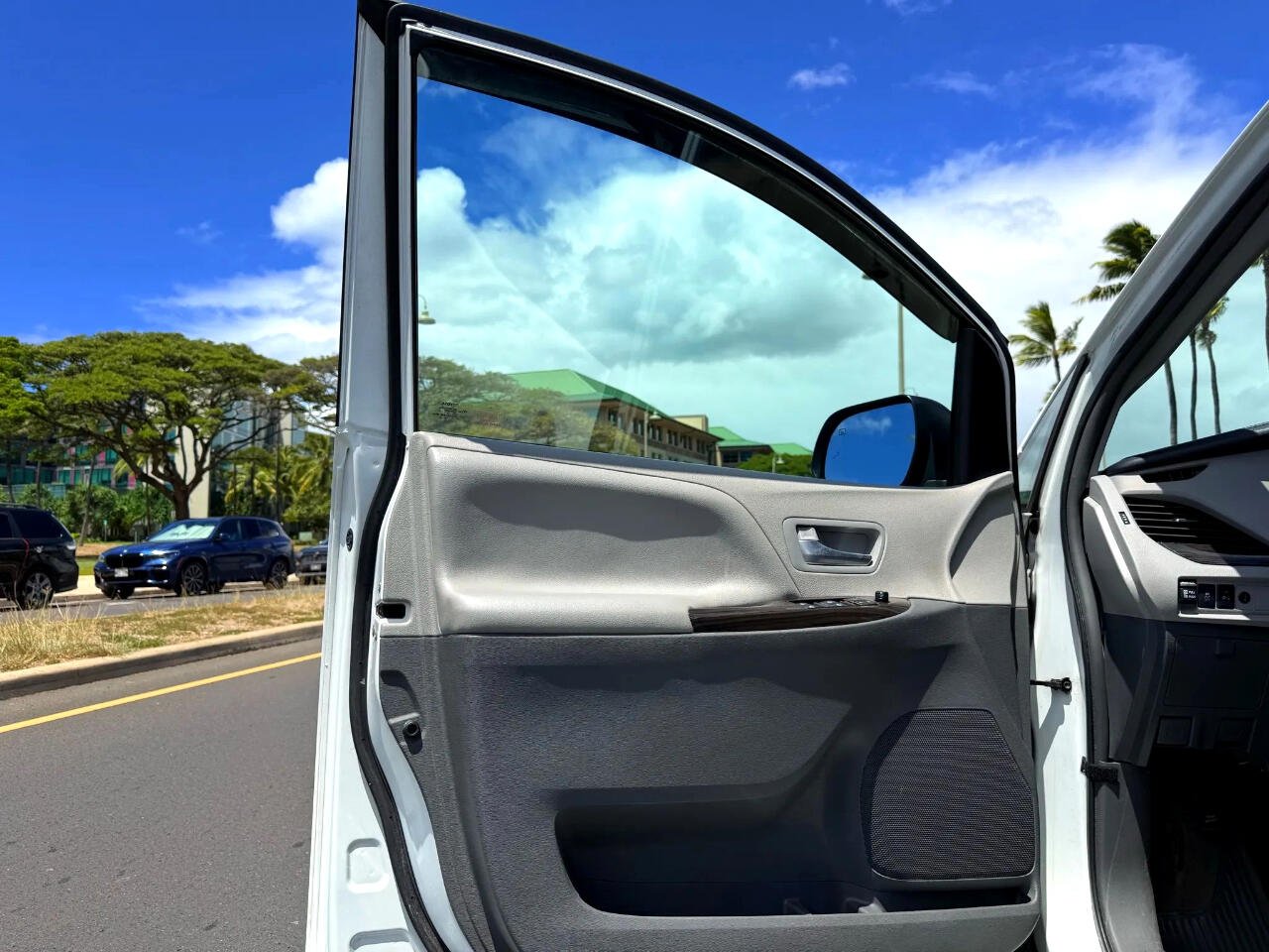 2018 Toyota Sienna XLE photo 13