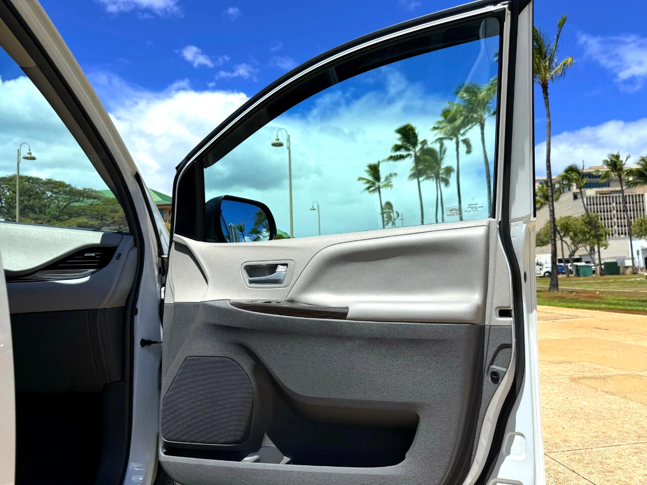 2018 Toyota Sienna XLE photo 14
