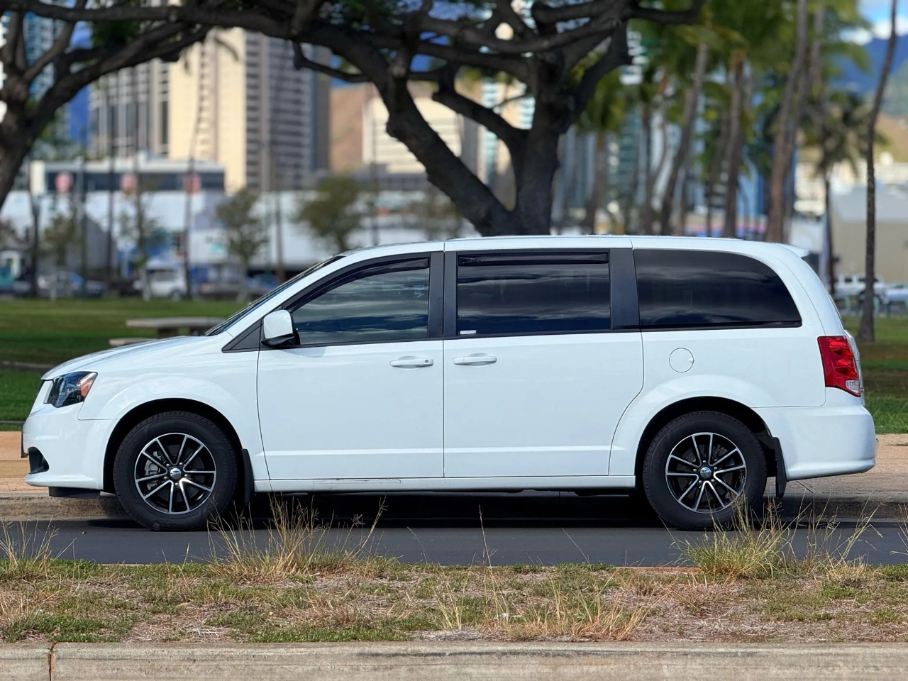 2019 Dodge Grand Caravan SE Plus photo 2