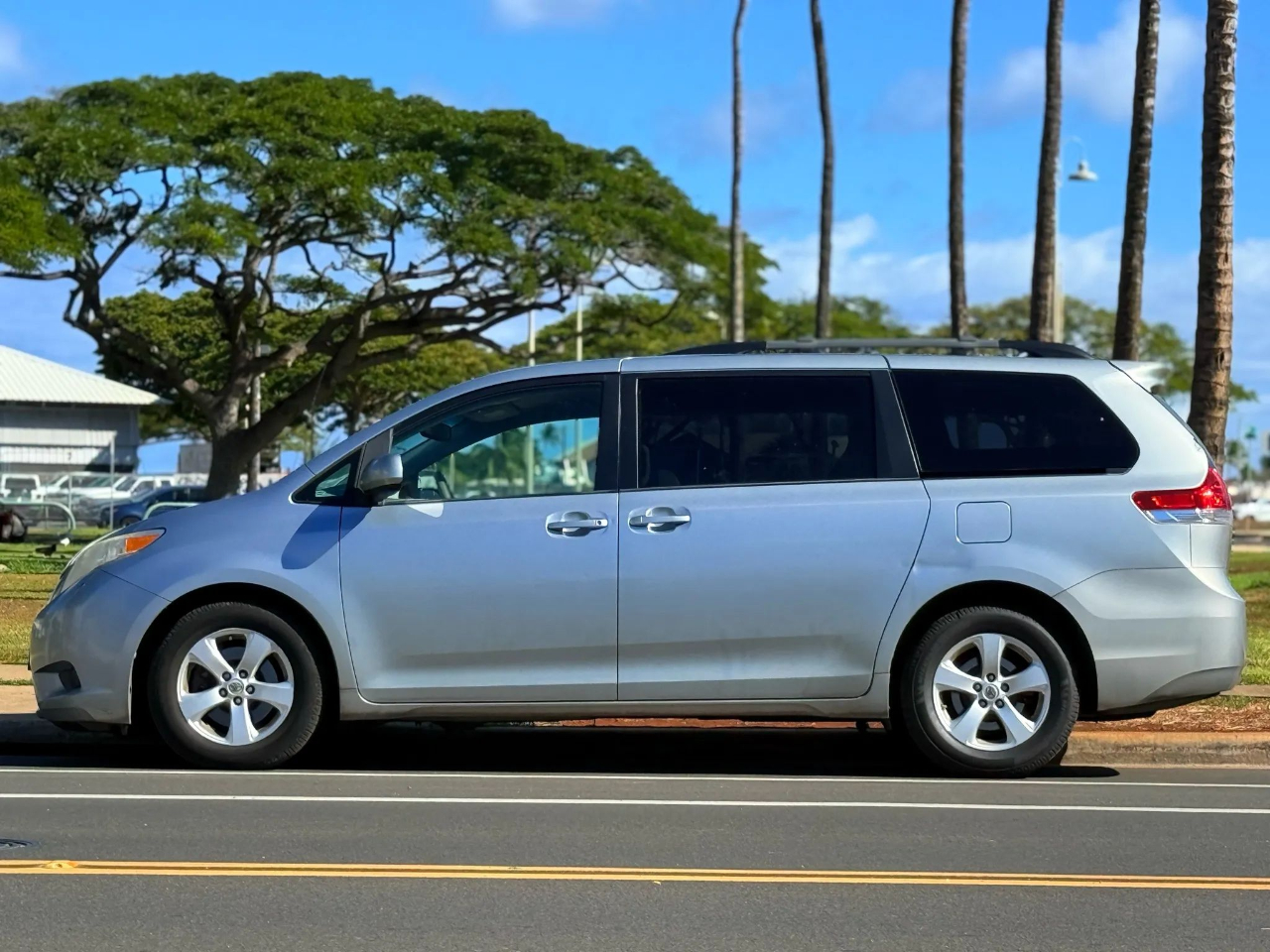 2014 Toyota Sienna LE photo 2