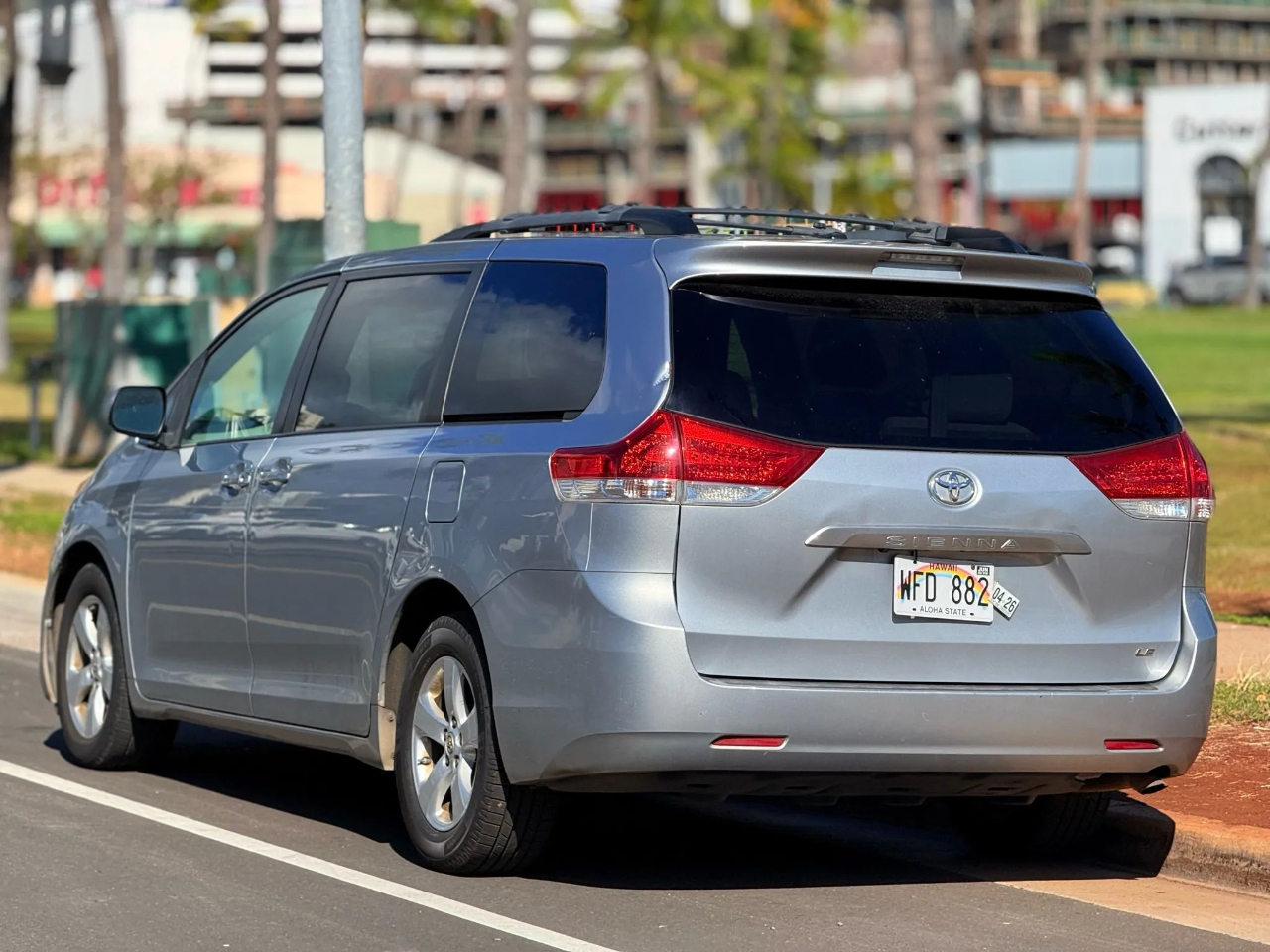 2014 Toyota Sienna LE photo 3