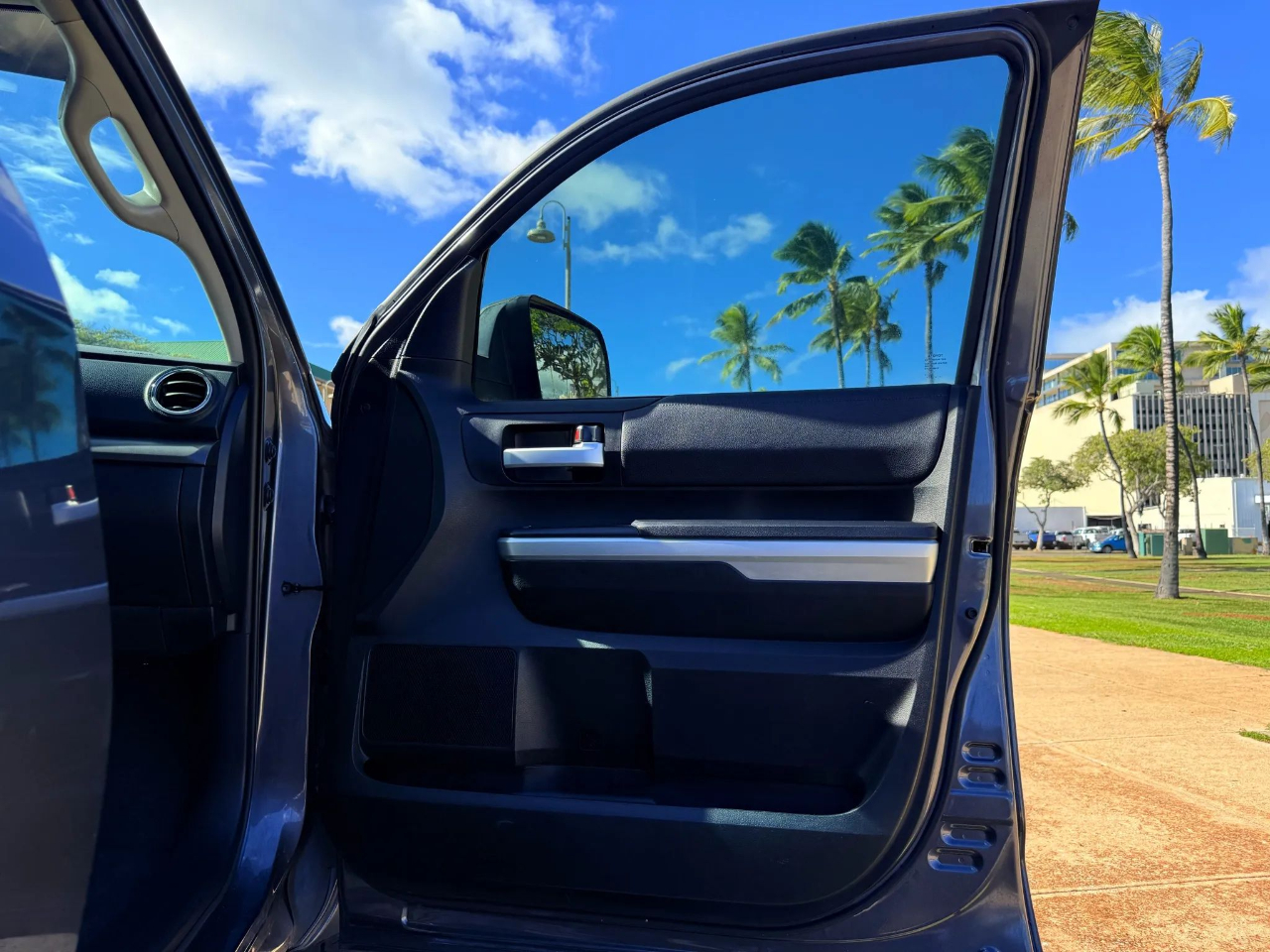 Toyota Tundra 4WD SR5 Double Cab 6.5' Bed 5.7L (Natl) 2017