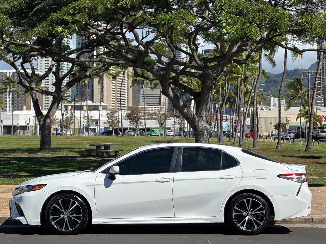 2018 Toyota Camry SE XLE photo 2