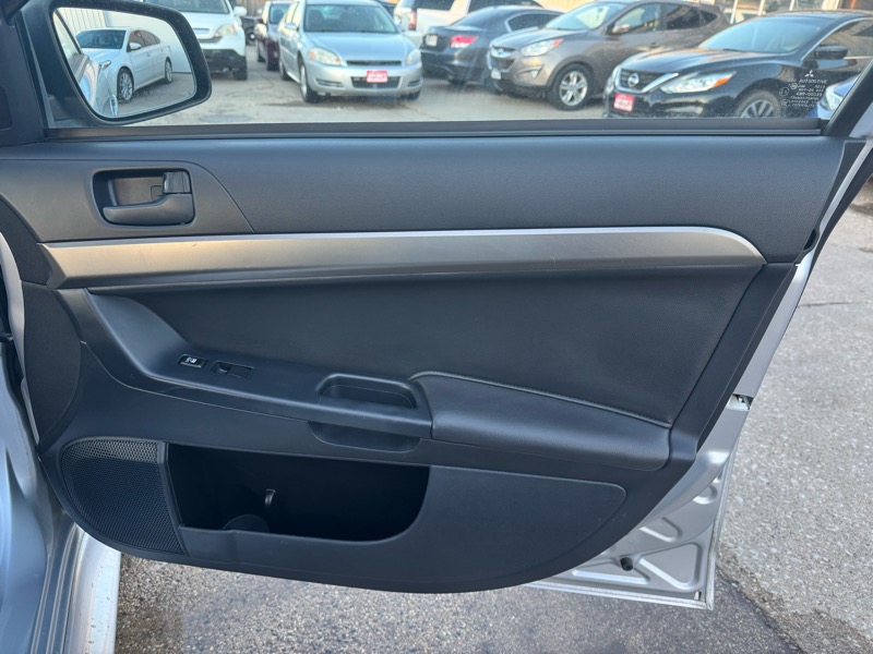 Mitsubishi Lancer ES 2013