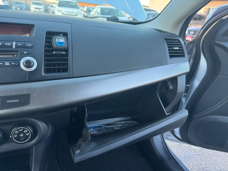 Mitsubishi Lancer ES 2013