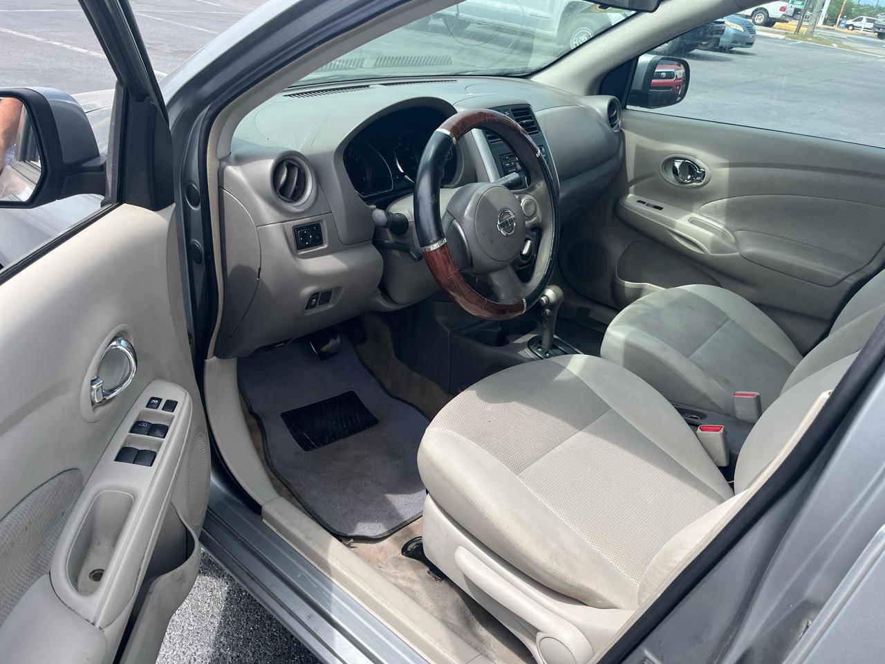 Nissan Versa 4dr Sdn CVT 1.6 SV 2013
