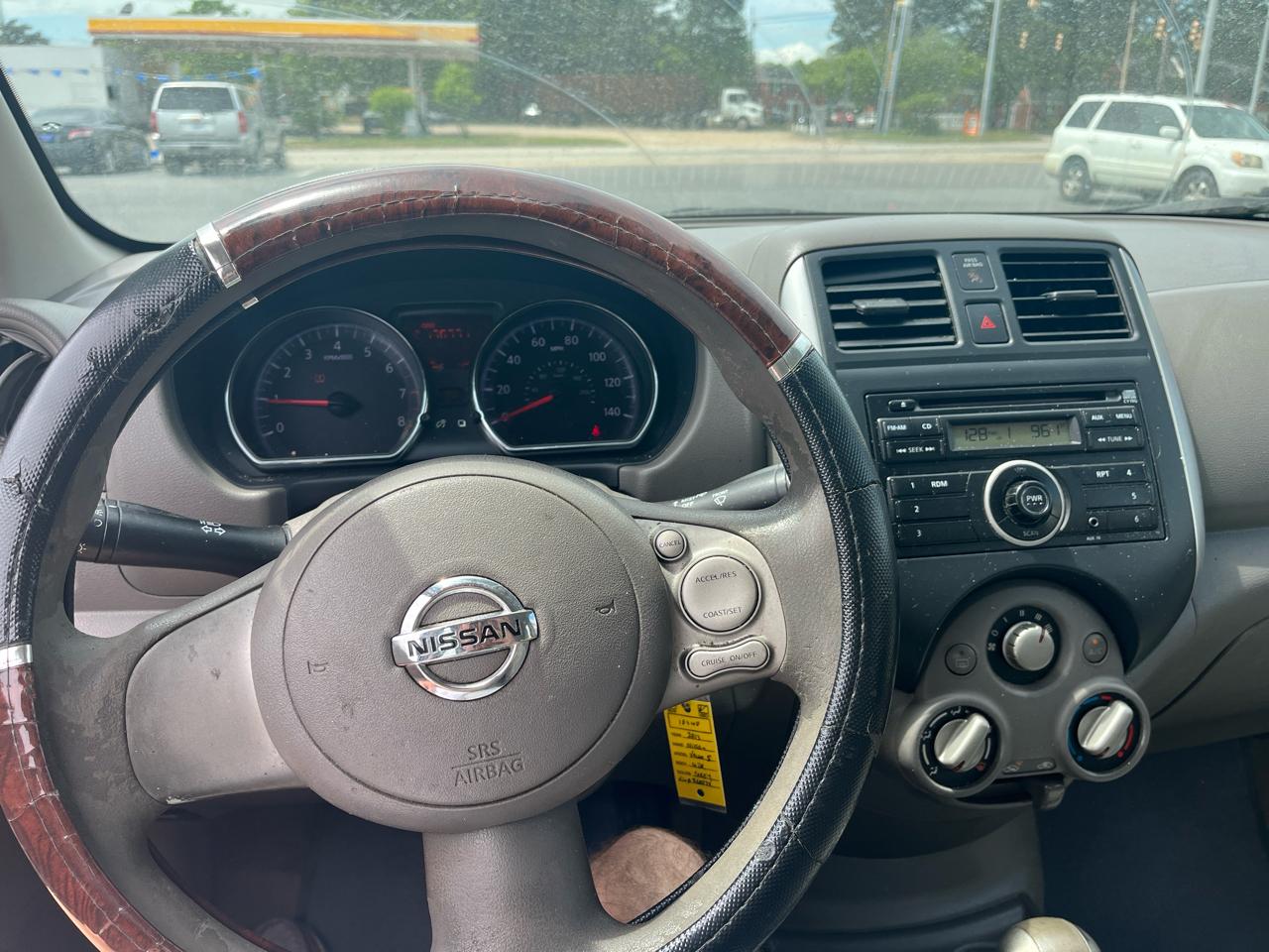 Nissan Versa 4dr Sdn CVT 1.6 SV 2013