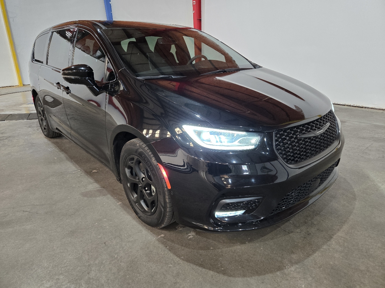2023 Chrysler Pacifica Hybrid Limited FWD