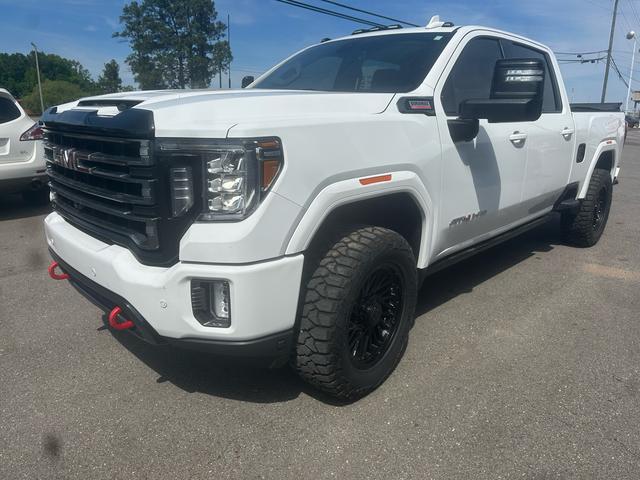 White 2022 GMC Sierra 2500HD AT4 Crew Cab 4WD Pickup Truck Four-Wheel Drive Automatic