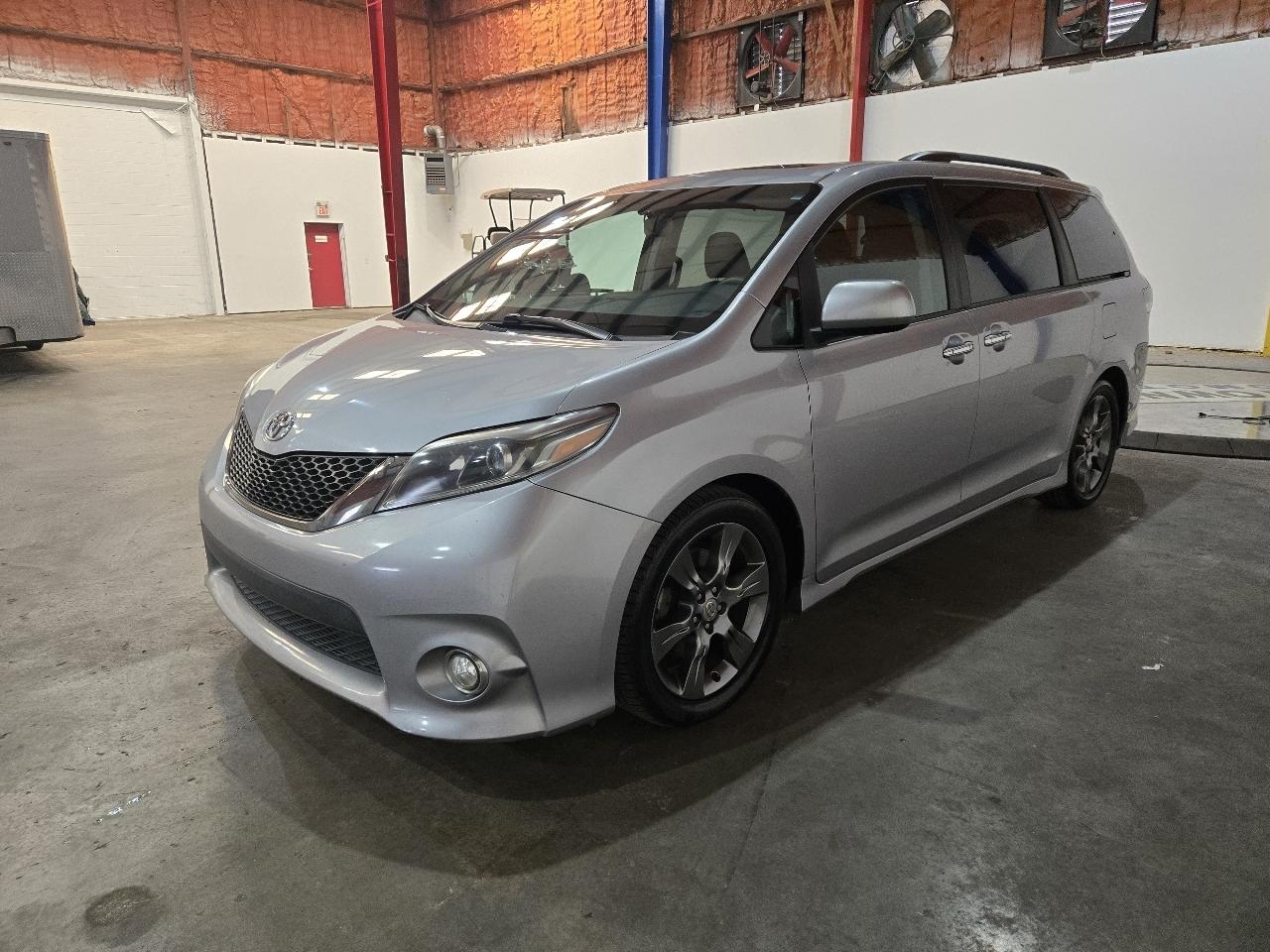 Toyota Sienna 5dr 8-Pass Van SE FWD (Natl) 2016
