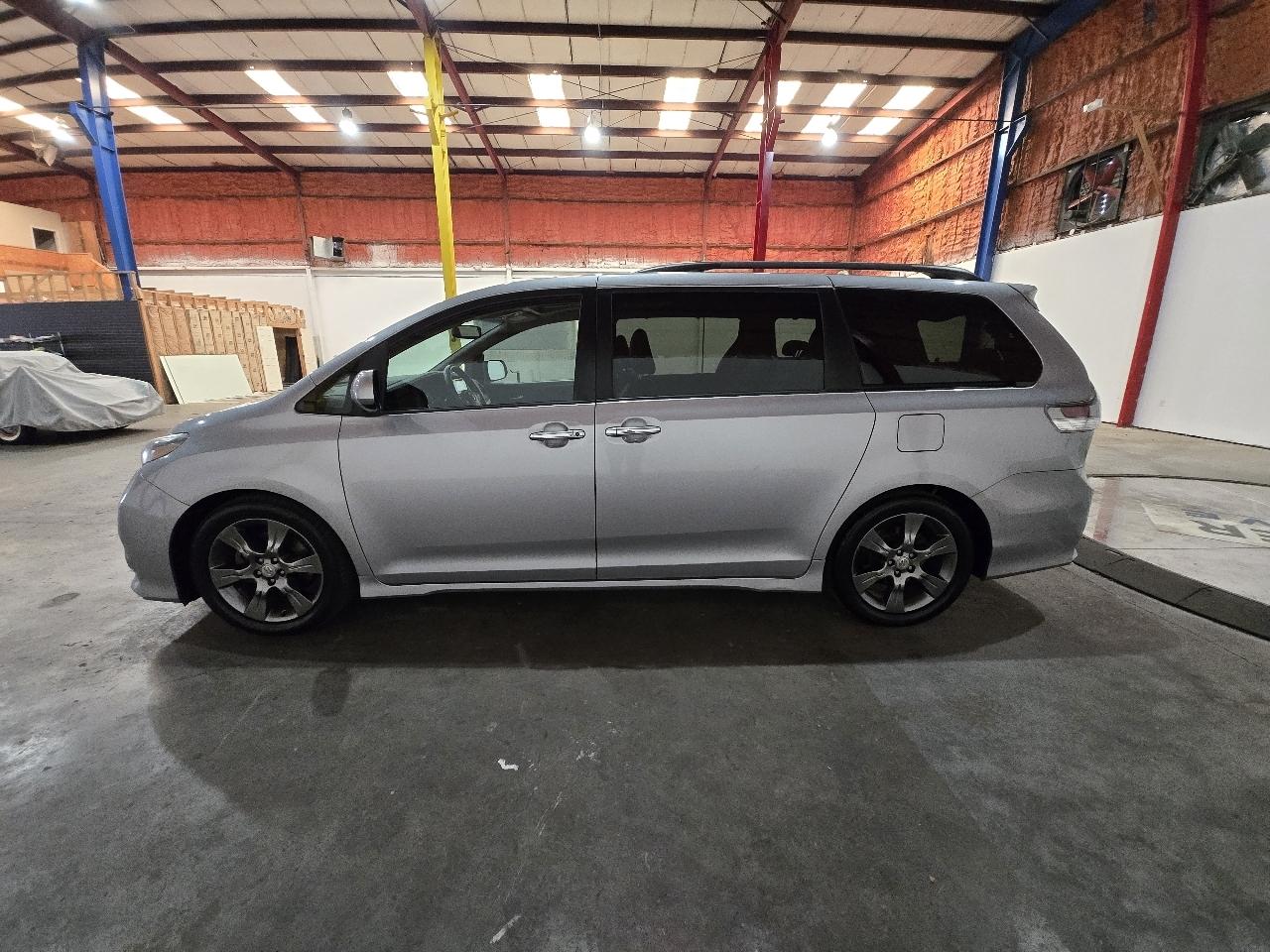 Toyota Sienna 5dr 8-Pass Van SE FWD (Natl) 2016