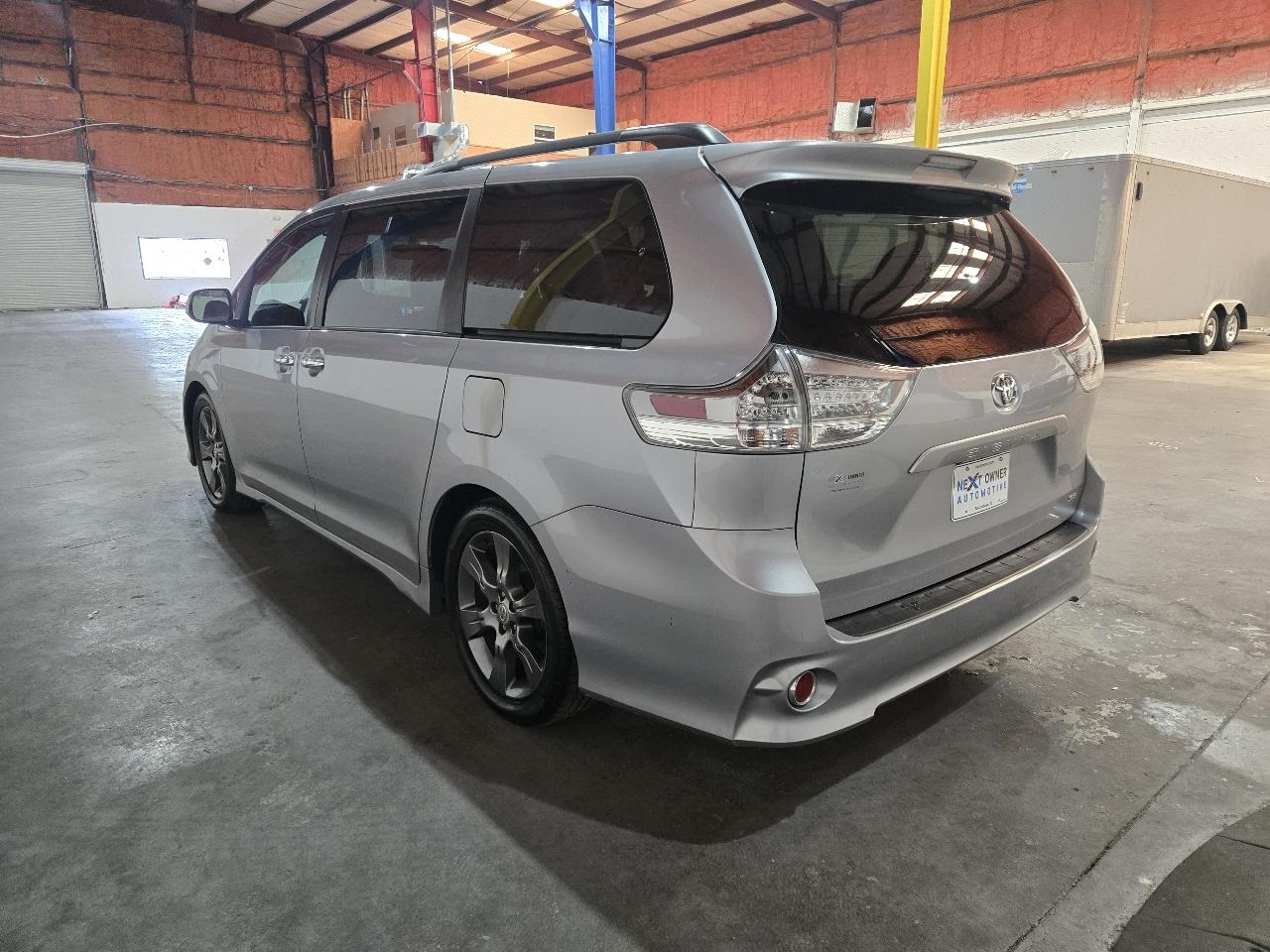 Toyota Sienna 5dr 8-Pass Van SE FWD (Natl) 2016