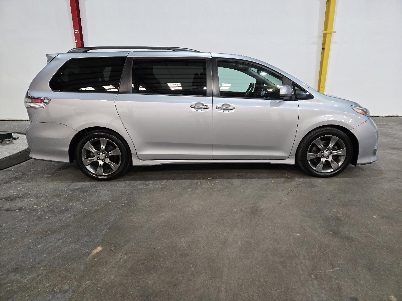 Toyota Sienna 5dr 8-Pass Van SE FWD (Natl) 2016