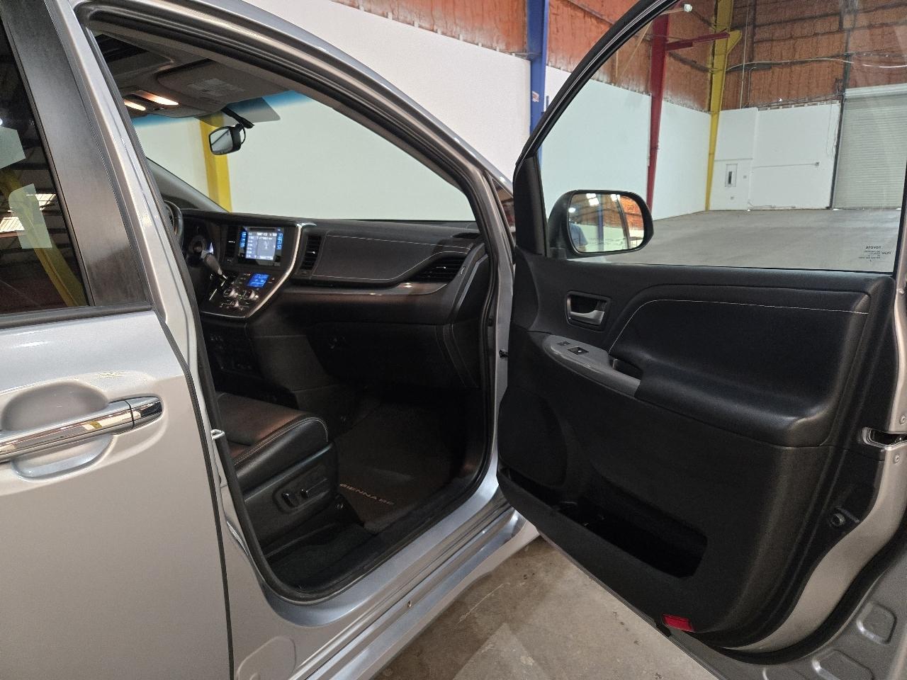 Toyota Sienna 5dr 8-Pass Van SE FWD (Natl) 2016