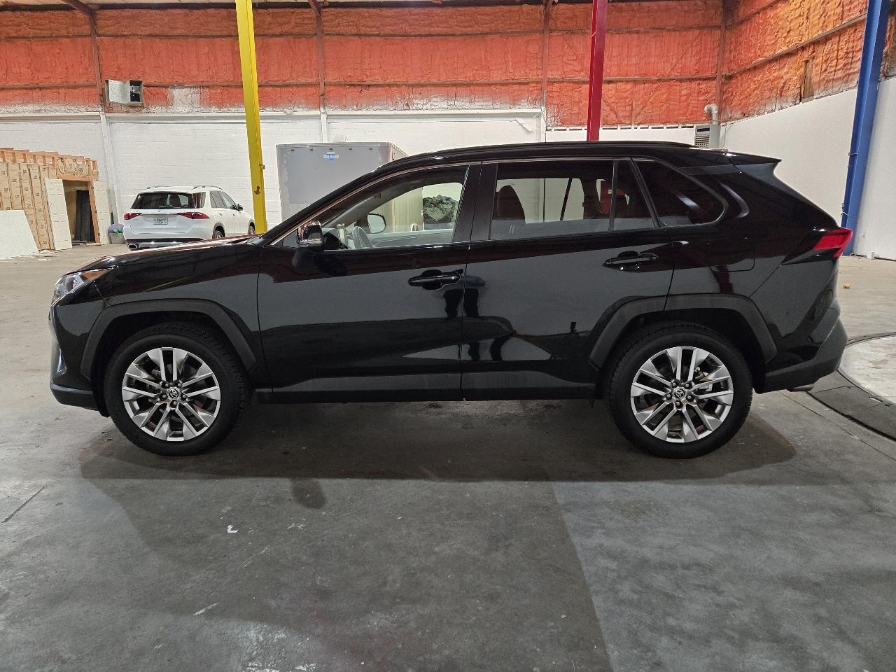Toyota RAV4 XLE Premium FWD (Natl) 2020