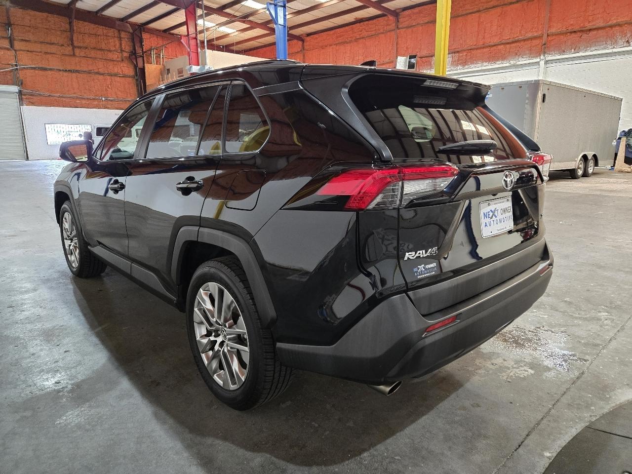 Toyota RAV4 XLE Premium FWD (Natl) 2020