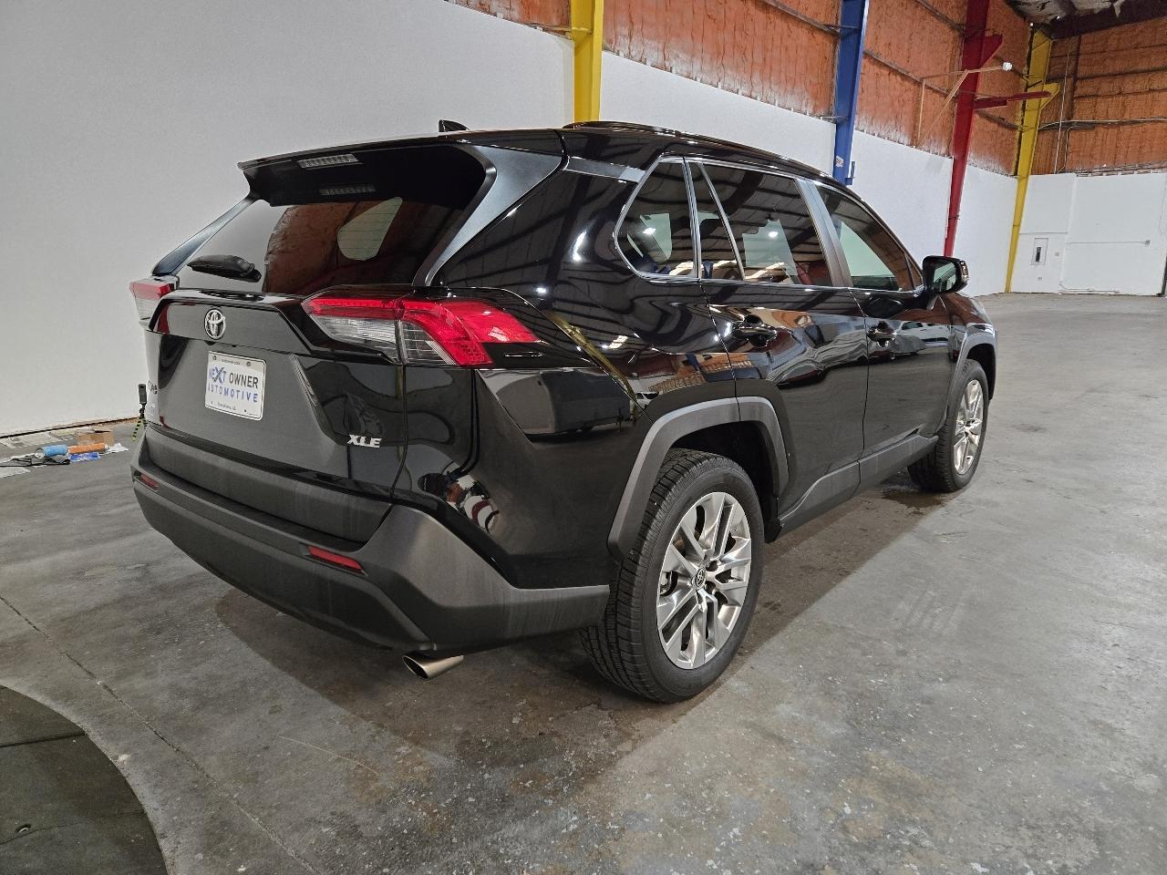 Toyota RAV4 XLE Premium FWD (Natl) 2020