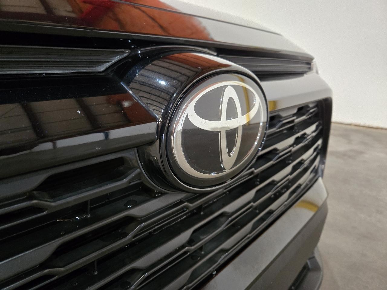 Toyota RAV4 XLE Premium FWD (Natl) 2020