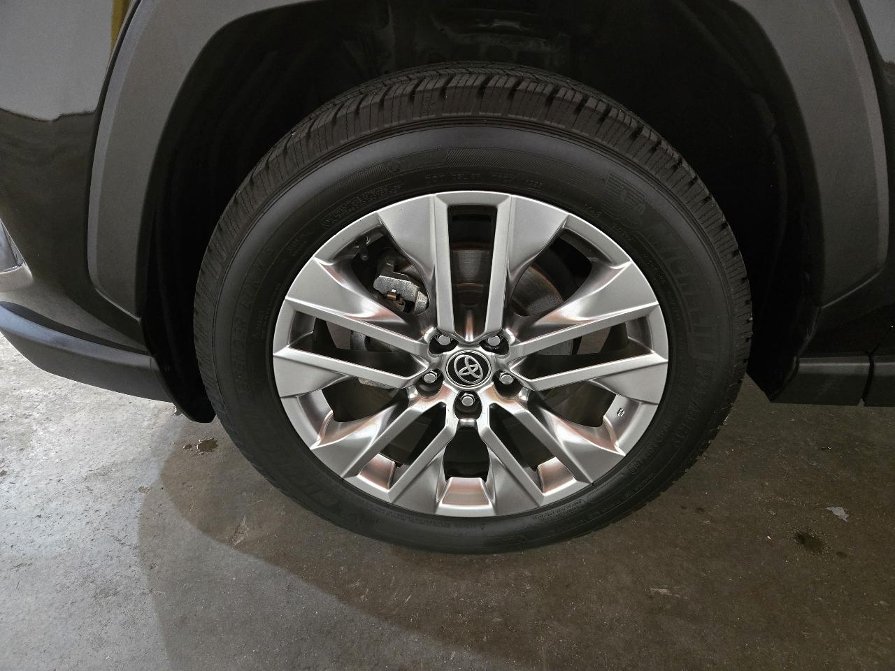 Toyota RAV4 XLE Premium FWD (Natl) 2020