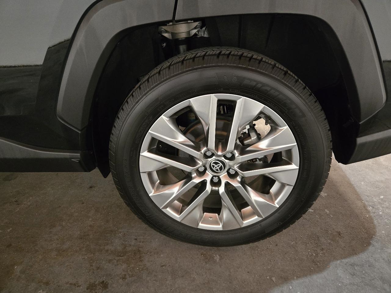 Toyota RAV4 XLE Premium FWD (Natl) 2020