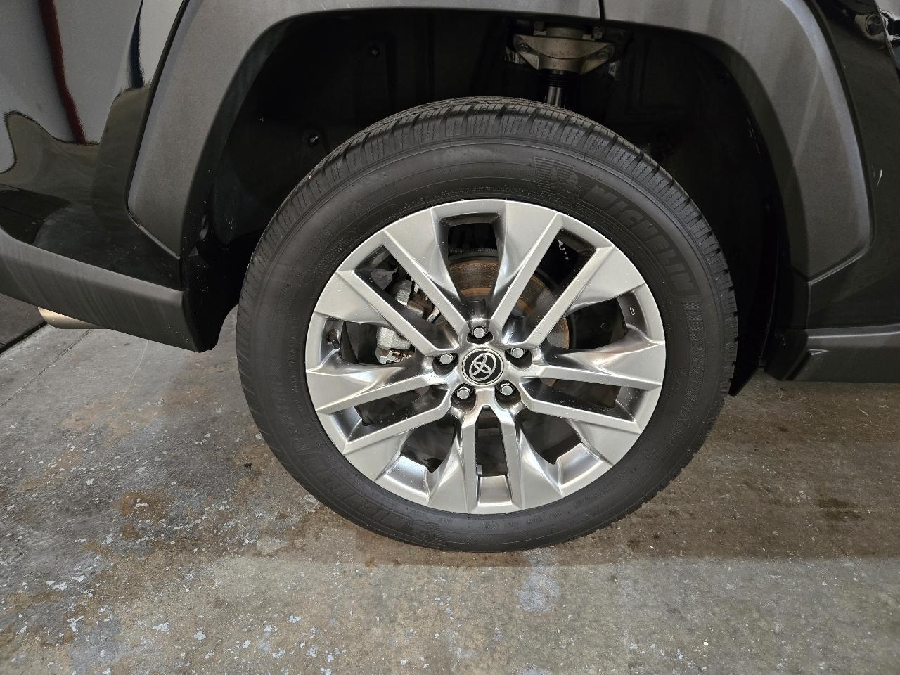 Toyota RAV4 XLE Premium FWD (Natl) 2020
