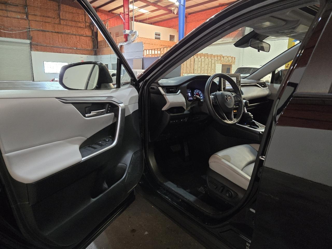 Toyota RAV4 XLE Premium FWD (Natl) 2020