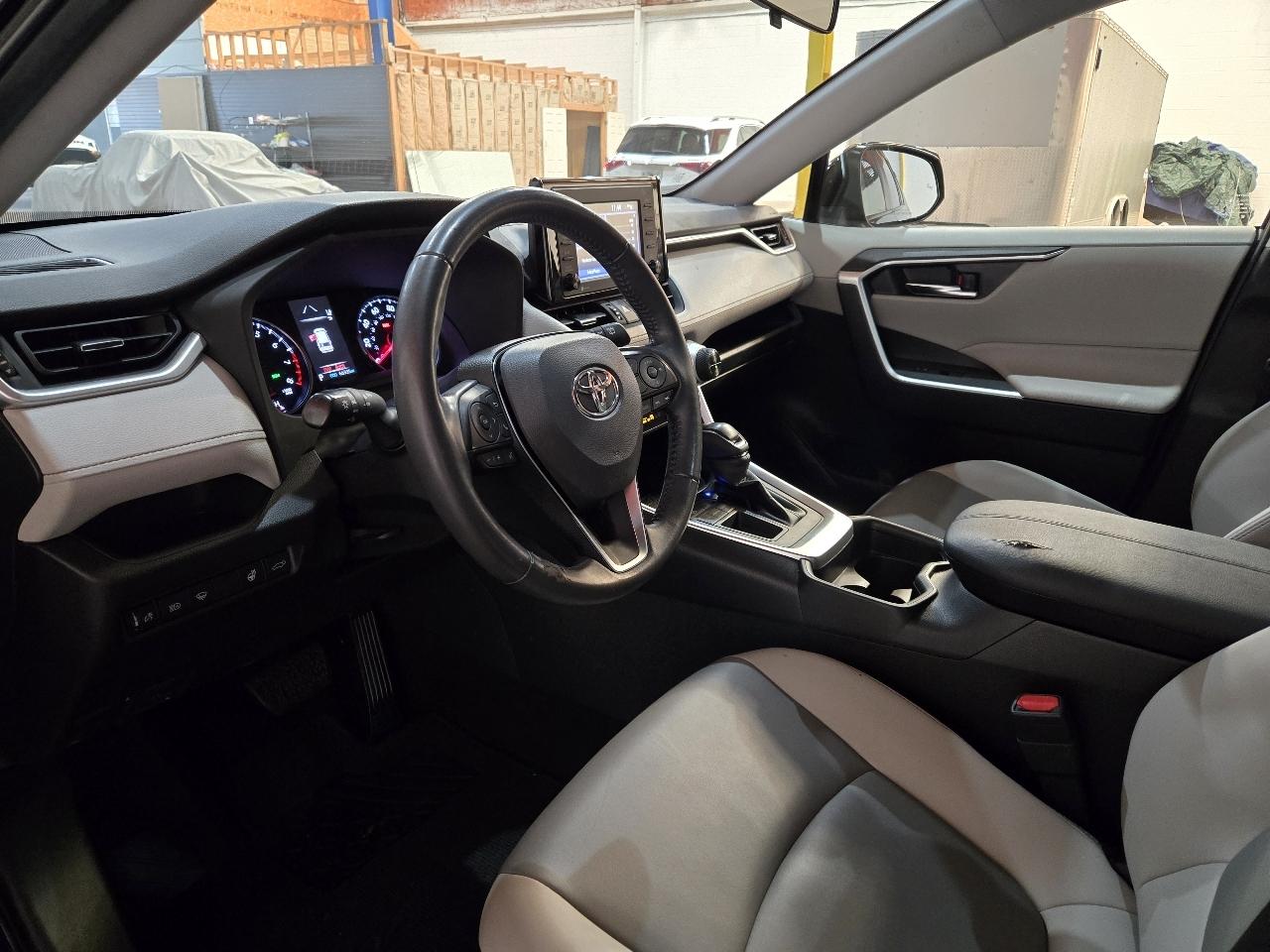 Toyota RAV4 XLE Premium FWD (Natl) 2020