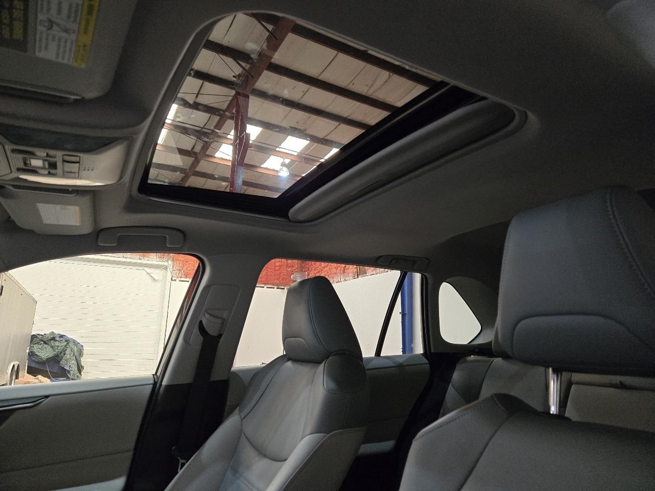 Toyota RAV4 XLE Premium FWD (Natl) 2020