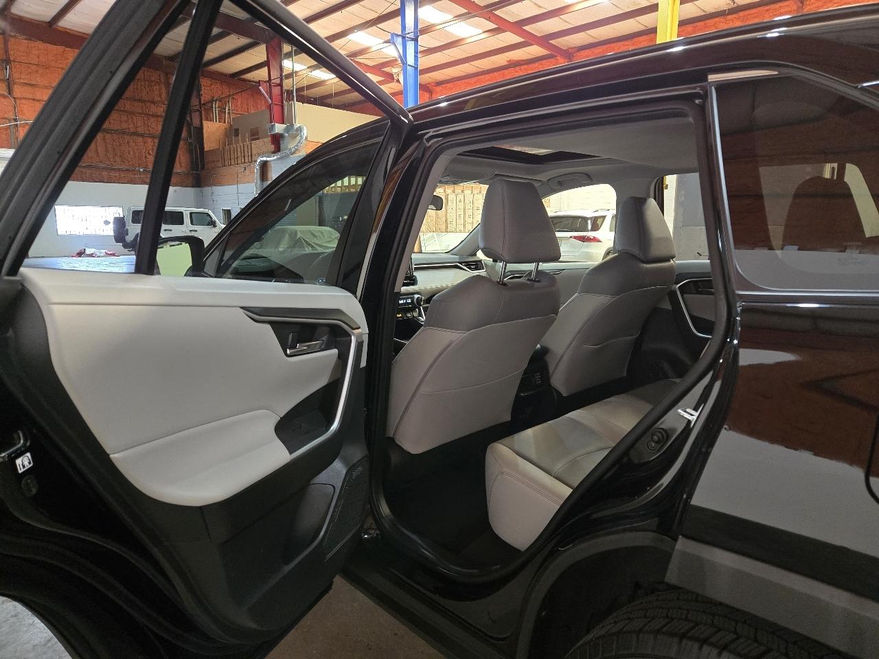Toyota RAV4 XLE Premium FWD (Natl) 2020