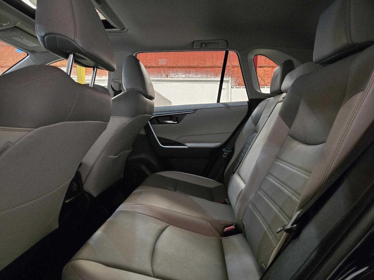 Toyota RAV4 XLE Premium FWD (Natl) 2020